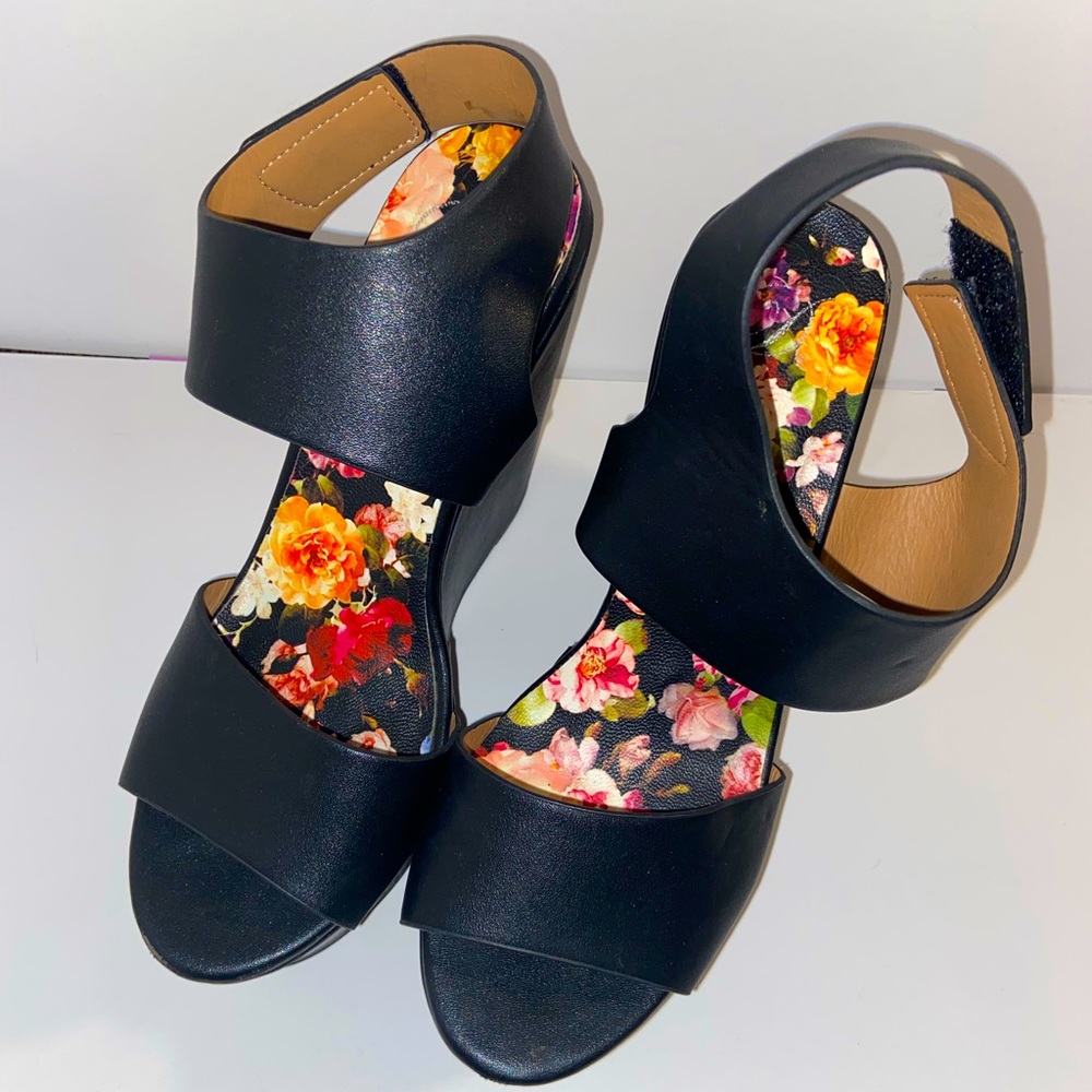 Black wedges